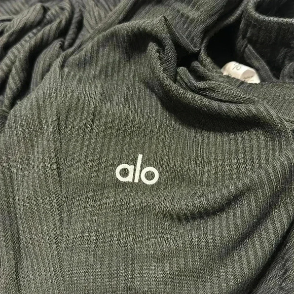 ALO Yoga Pants - Picture 4 of 5